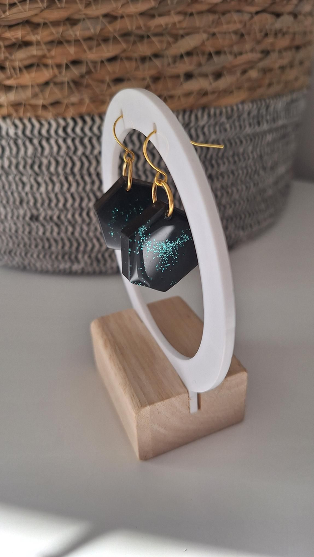 Boucles d&#039;oreilles hexagonales noir à paillettes turquoises 