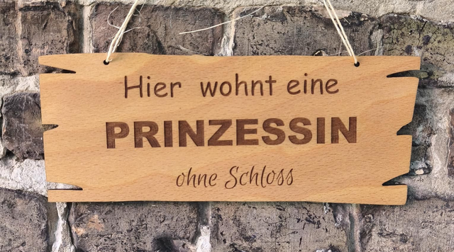 Holzschild „Hier wohnt eine Prinzessin ohne Schloss“ – Lustiges Dekoschild für Zuhause


