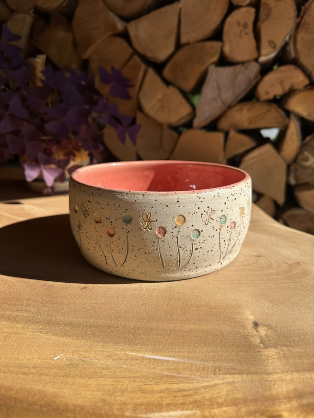 Handgemachte Keramikschale – Unikat mit Blütendesign & roser Glasur