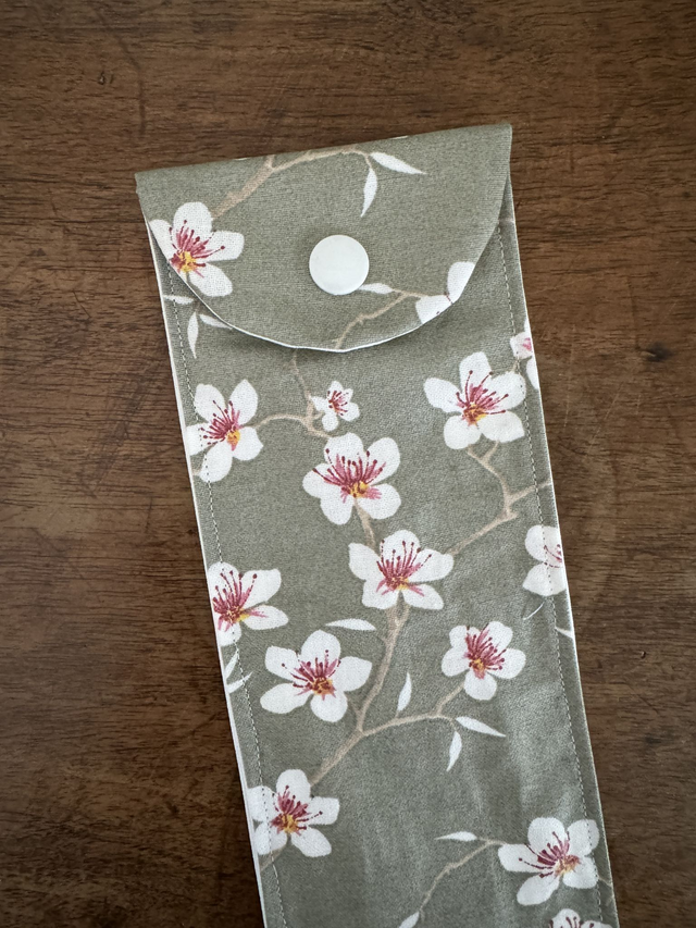 Étui à brosse à dents / ou à couverts