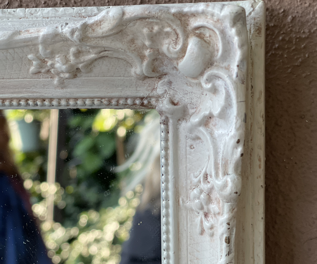 Weißer Spiegel verziert im Shabby-Chic Barock Stil