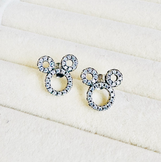 Brincos Mikey cravejado 