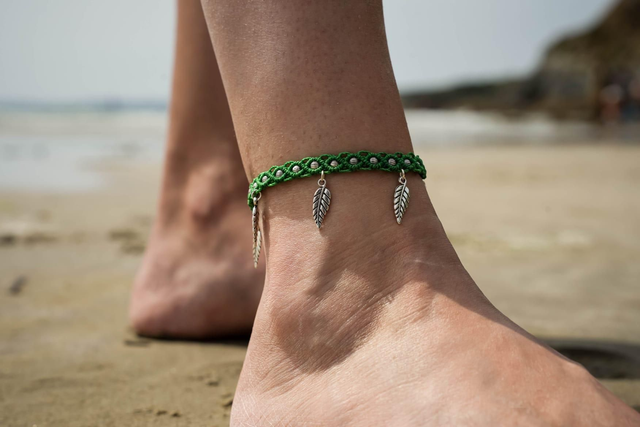 Bracelet de cheville en micro-macramé vert et breloques plumes