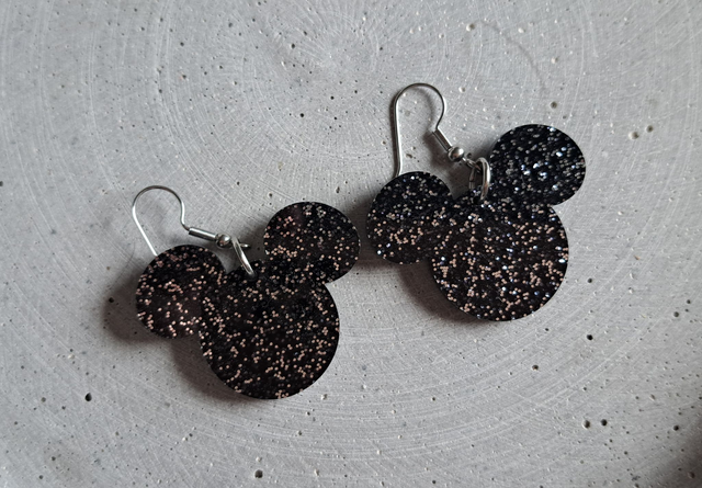 A - Mikki -korvakorut, musta glitter