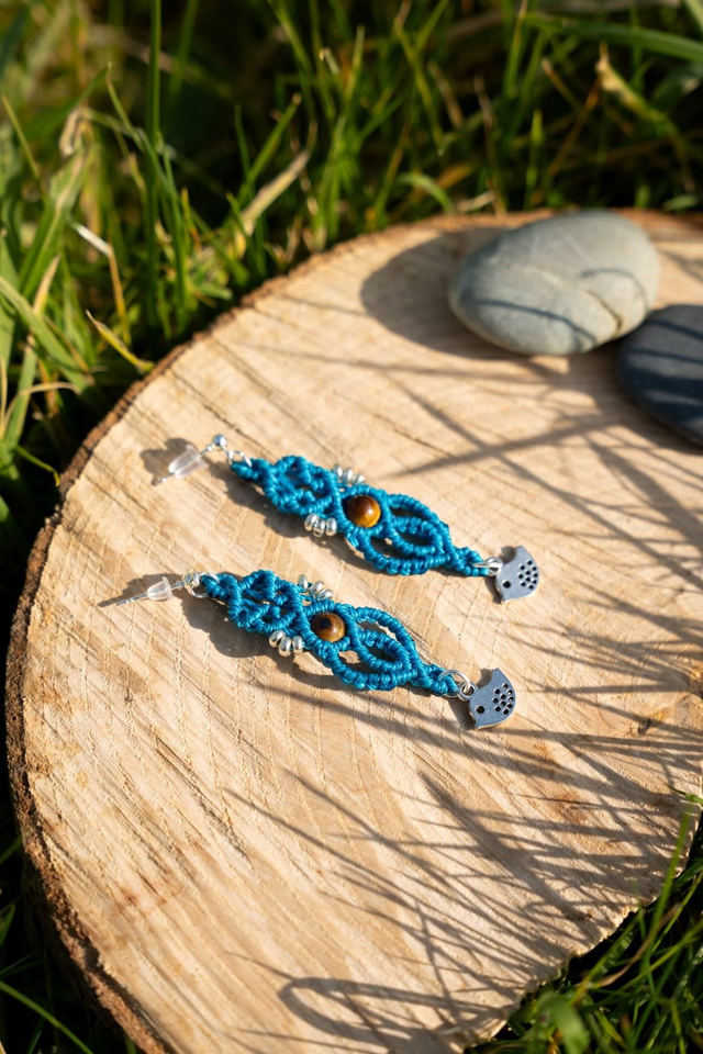 Boucles d&#039;oreilles en micro-macramé bleu, perles Oeil de Tigre 