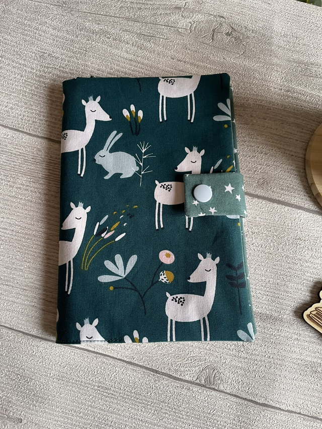 🌙Couvre-livre en tissu – Motif Biche sur fond bleu canard