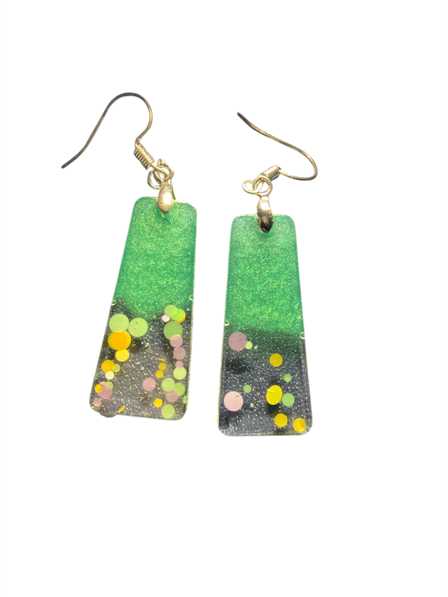 Boucles d’oreilles rectangulaires en résine verte pailletée et confettis colorés