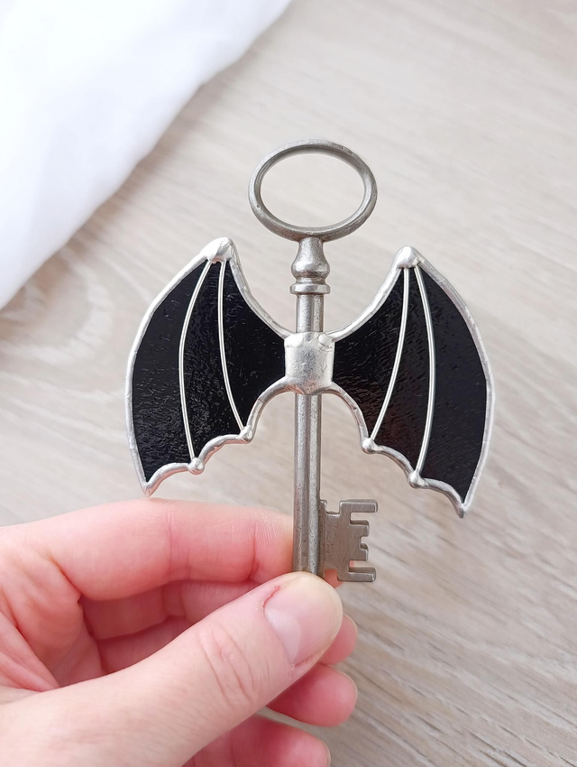 🗝️ Clé démoniaque noire en vitrail