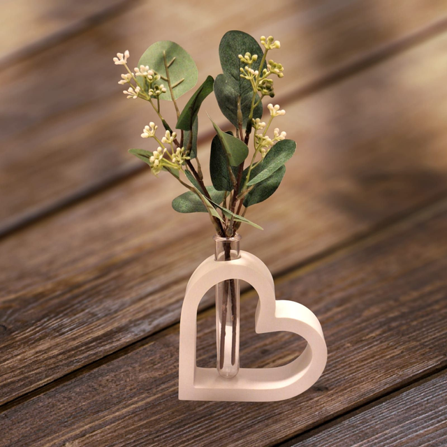 Herzvase mit Reagenzglas