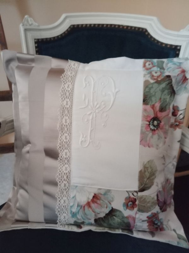 Housse de coussin superbe monogramme P dentelle lin tissu fleuri vintage linge ancien 