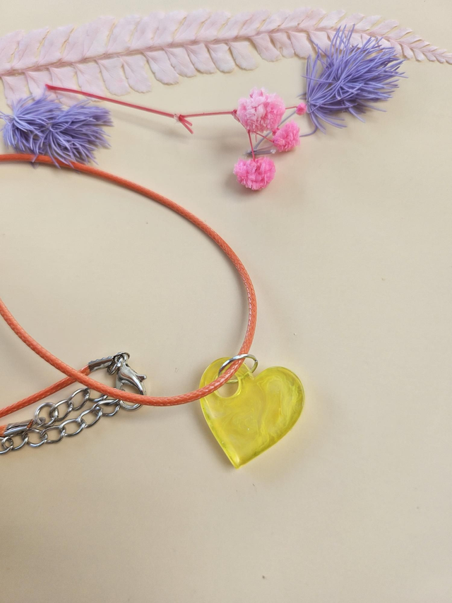 Pendentif en résine - Coeur jaune