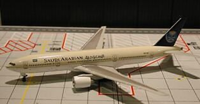 Saudi Arabaian Airlines B777-268ER (HZ-AKI), 1:400