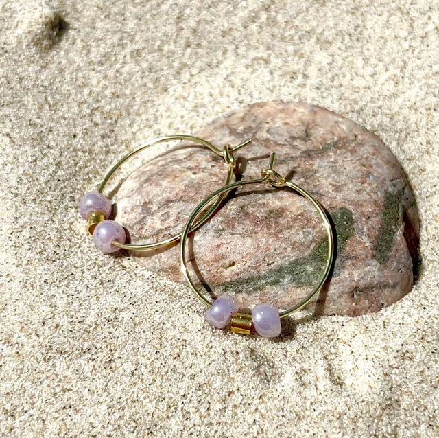 Lilac Grace Hoops – zarte Edelstahl-Creolen mit fliederfarbenen Glasperlen