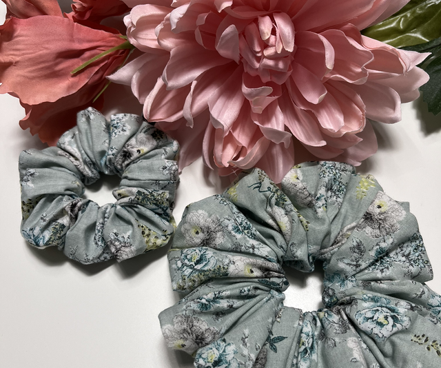 Scrunchie Haargummi mint mit Blumenmuster