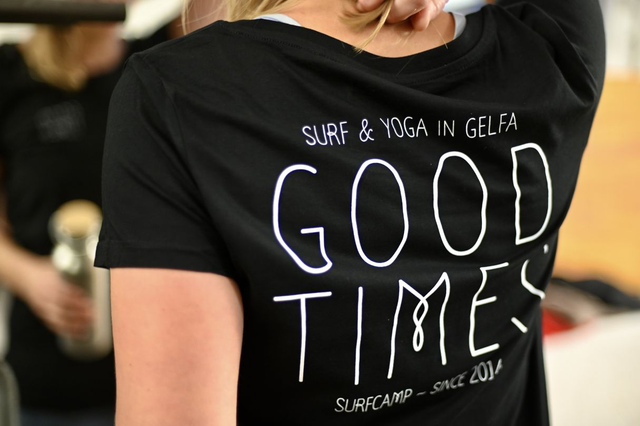 Surf Yoga Backprint Frauen schwarz