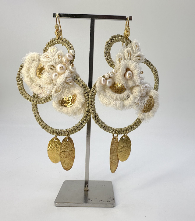 Boucles d&#039;oreilles en broderie ivoire