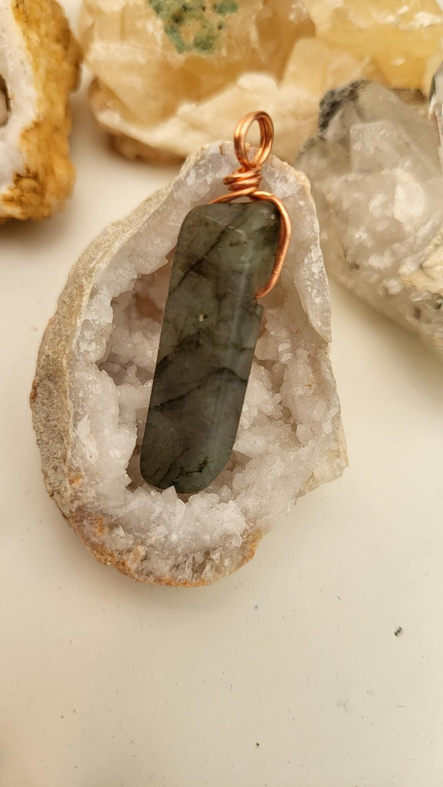 Labradorite pendant - medium