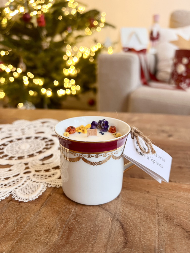 🎄 Bougie Pain d&#039;épices - tasse à café &quot;frise bordeaux et or&quot;