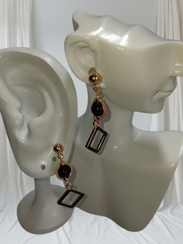 Boucles d’oreilles puces avec charmes noirs