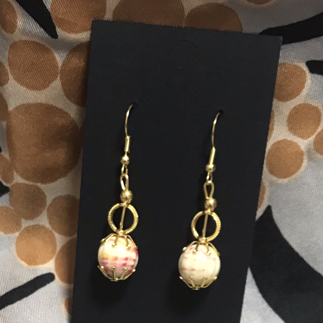 Cream Dangling Earrings - CDE26
