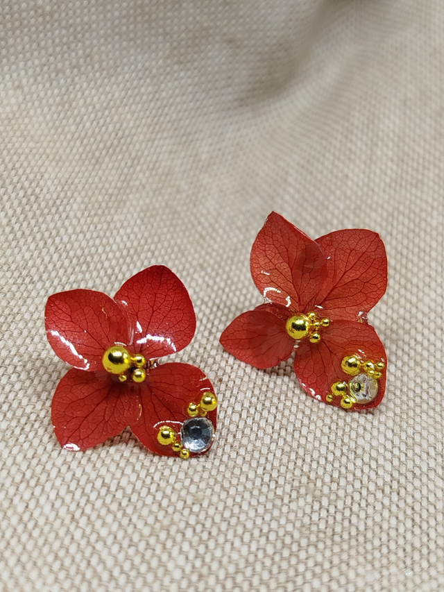 Clous d'oreille Joy en fleurs résinées coloris rouge