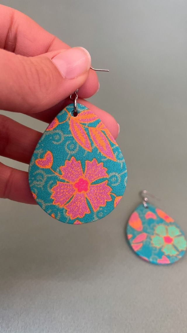 Boucles d'oreilles carton et tissu forme grandes gouttes, collection " indie turquoise " - fond turquoise et motifs fleuris bleu, orange et rose
