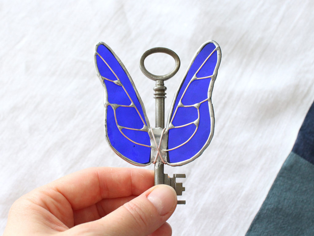 🗝️ Clé volante féerique &quot;Saga&quot; en vitrail