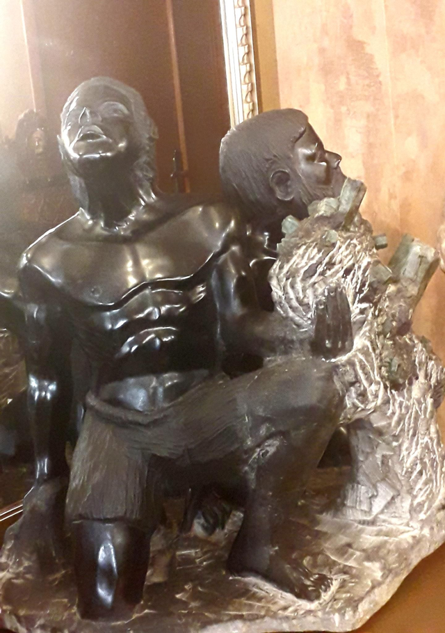  Œuvre d'art en schiste et émeraudes.