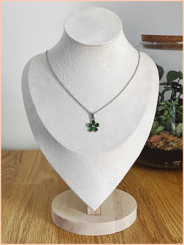 Collier fleur émail vert