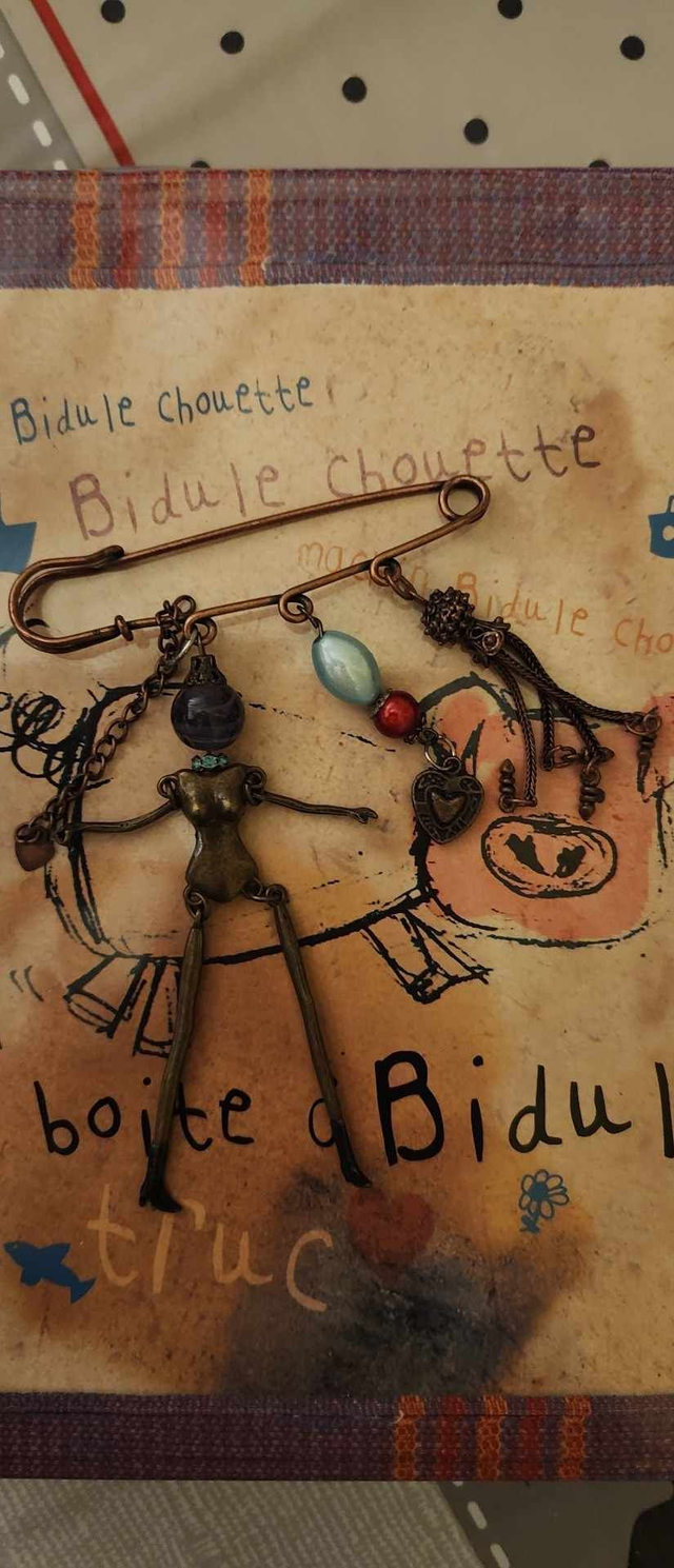 Broche épingle à nourrice &quot; La Dame aux chaussures &quot; 