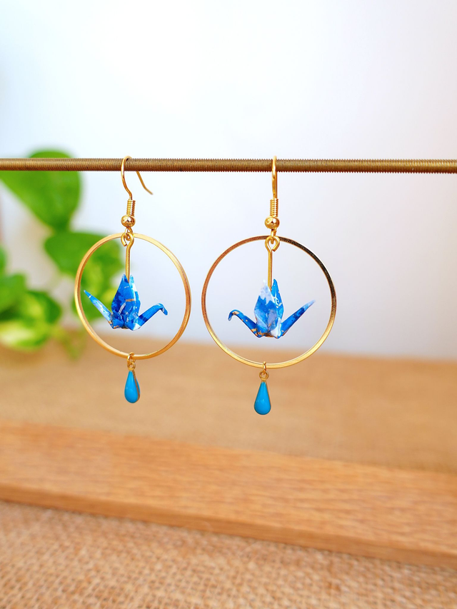 Oiseaux, Grue en Origami / Crochets plaqué or 14K / Papier japonais washi / Bleu, Or / Créole, Anneaux / Boucles d'oreilles / Bijou origami /