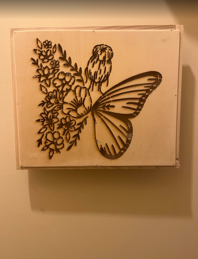 Tableau lumineux femme papillon fleurie