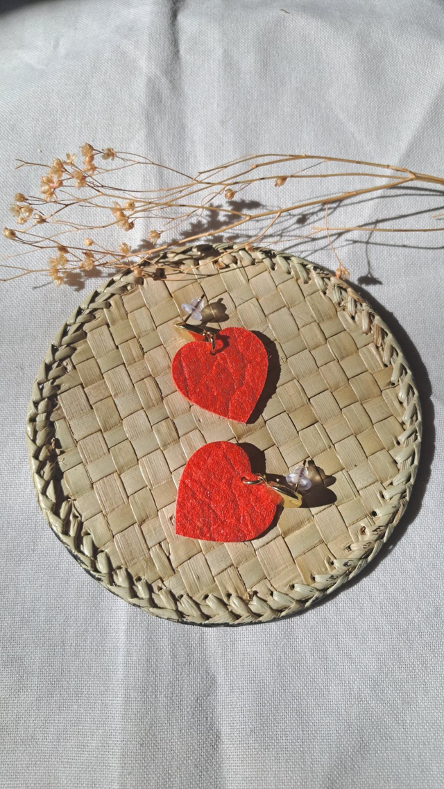 Boucles d'oreilles coeurs en matière végétale d'ananas 
