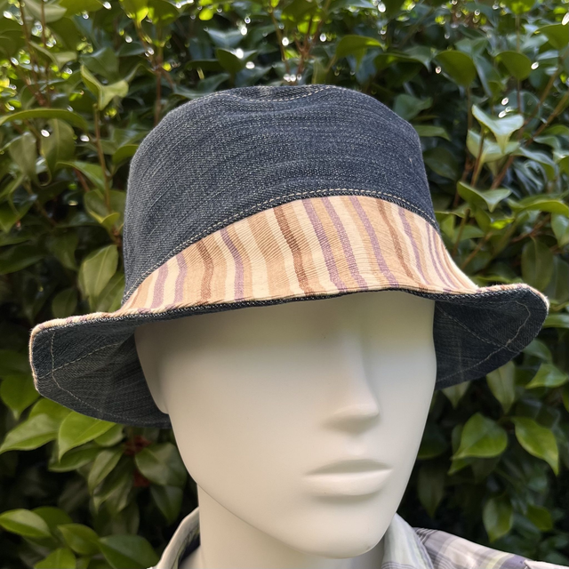 Jeanshoedje met streepjes