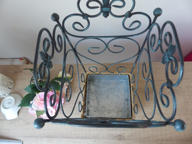 Porte-parapluies français shabby chic en métal et osier tressé – rangement élégant pour entrée, vestiaire ou maison de campagne rustique