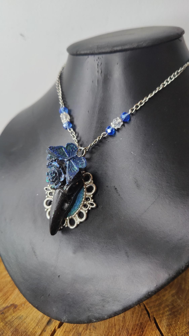 Collier crâne de corbeau Steampunk bleu vintage rose et papillons 