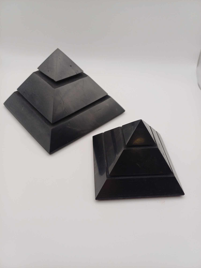 Shungite pyramide Saqqarah (polie)