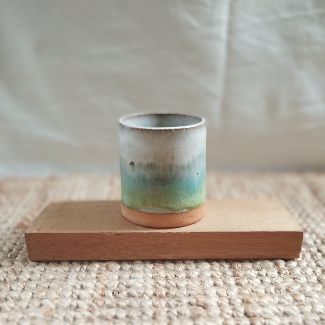 Tasse sans anse, argile rouge, émail blanc, turquoise, vert
