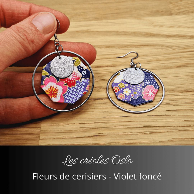 Boucles d&#039;oreilles créoles Oslo - Violet foncé, fleurs de cerisiers
