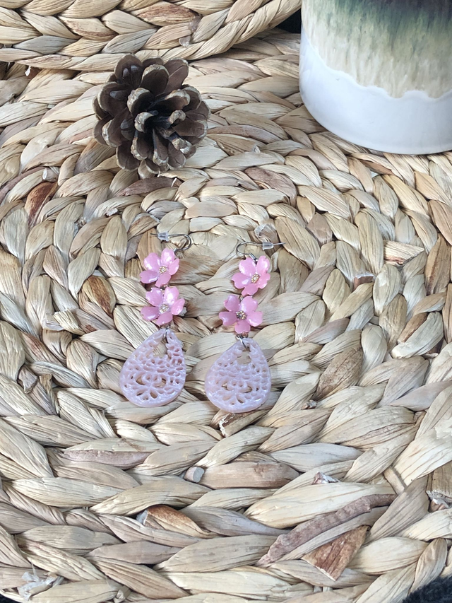 Boucles d'oreilles Rosita - fleurs et goutte ajourée roses