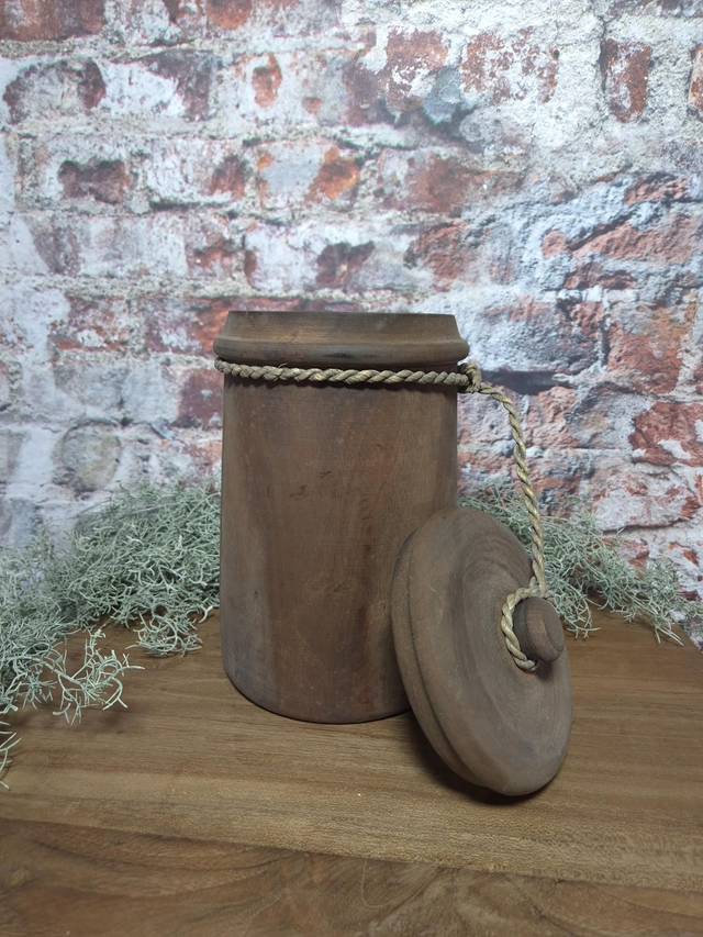 Houten pot met deksel. 'C'