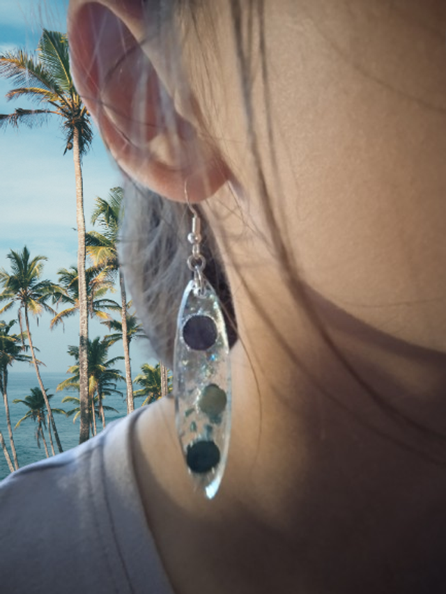 Océan Bleu – Boucles d’oreilles artisanales en résine et bois recyclé