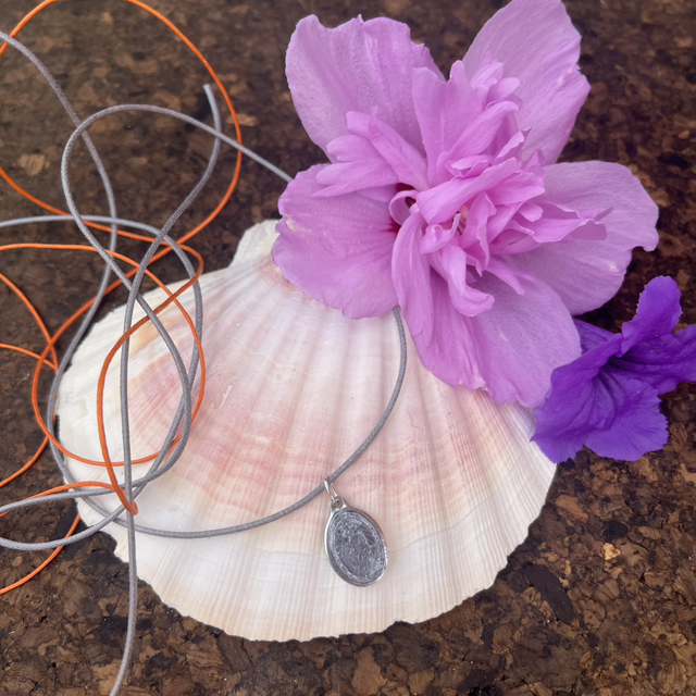 Médaille cordon coton orange et gris 