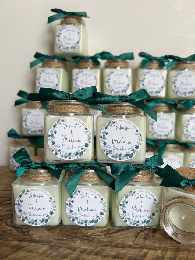 Pots en verre avec  bougie ou dragées ou vide  personnalisés avec couronne de feuille + texte 