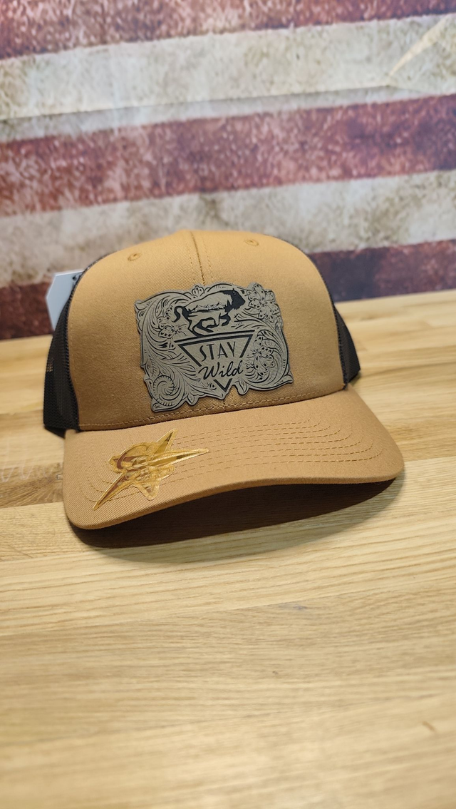 Casquette Trucker Caramel & Noir – Patch Cuir “Stay Wild”