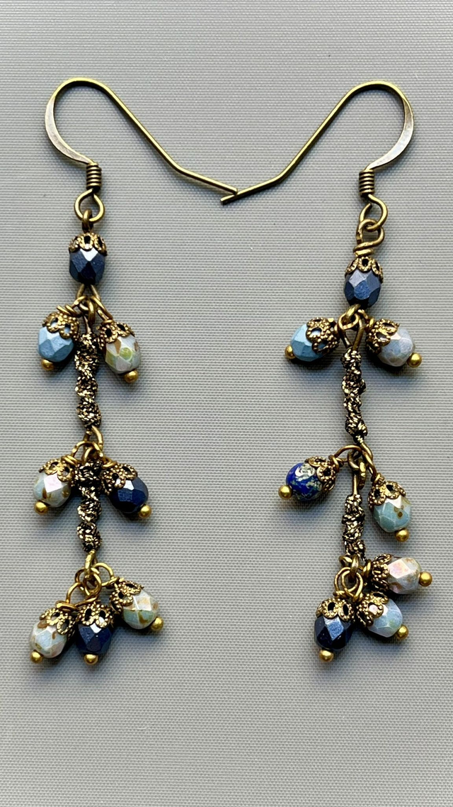 Petites boucles d'oreille en perles asymétriques corail