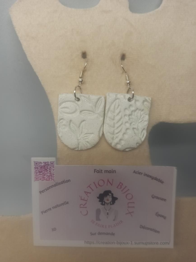 Boucle d'oreille platre