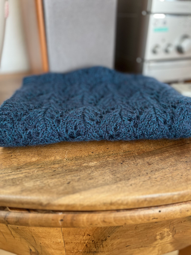 Echarpe bleue au tricot dentelle