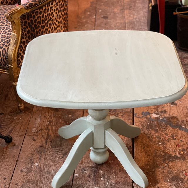 Tisch aus massiv Holz hellgrün 