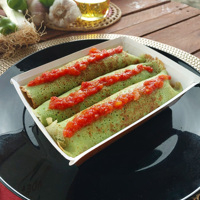 Panqueca de espinafre com frango cremoso e requeijão